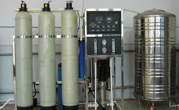 電子工業(yè)生產(chǎn)或者配件清洗需用到純水，水質(zhì)的高低也會影響生產(chǎn)。電子工業(yè)的高速發(fā)展表明一個國家的高新技術產(chǎn)業(yè)有了長足進步，我國幾十年來特別是進入新世紀以來電子行業(yè)的有了穩(wěn)定快速的發(fā)展。電子工業(yè)包括半導體、芯片、線路板等，這些與人們的現(xiàn)在的生活密切相關。