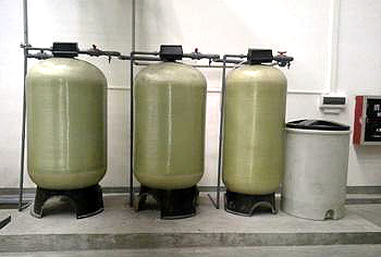       顧名思義即降低水的硬度。軟化水系統(tǒng)包括三部分，即離子交換部分、鹽再生部分和控制部分。離子交換技術(shù)是軟化系統(tǒng)的工作原理，它的主體是離子交換樹(shù)脂，由于水的硬度主要由鈣、鎂形成及表示，故一般采用陽(yáng)離子交換樹(shù)脂，將水中的Ca2+、Mg2+（形成水垢的主要成份）置換出來(lái)，隨著樹(shù)脂內(nèi)Ca2+、Mg2+的增加，樹(shù)脂去除Ca2+、Mg2+的效能逐漸降