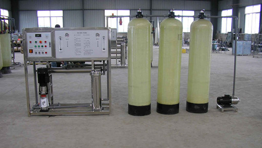 軟化水系統(tǒng)包括三部分，即離子交換部分、鹽再生部分和控制部分。離子交換技術(shù)是軟化系統(tǒng)的工作原理，它的主體是離子交換樹(shù)脂，由于水的硬度主要由鈣、鎂形成及表示，故一般采用陽(yáng)離子交換樹(shù)脂，將水中的Ca2+、Mg2+（形成水垢的主要成份）置換出來(lái)，隨著樹(shù)脂內(nèi)Ca2+、Mg2+的增加，樹(shù)脂去除Ca2+、Mg2+的效能逐漸降低。
