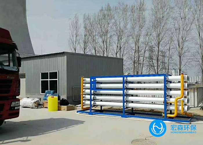 造紙工業廢水主要來源于分制漿和抄紙兩個生產過程。制漿產生的廢水，污染為嚴重，洗漿時排出廢水呈黑褐色，其中污染物濃度很高，BOD高達5～40 g/L，含有大量纖維、無機鹽、色素和大量的酸堿物質。抄紙機排出的廢水，其中含有大量纖維和在生產過程中添加的填料和膠料。同時造紙過程中還需要加入一些必要的化學助劑，加重了對水體的污染造紙污