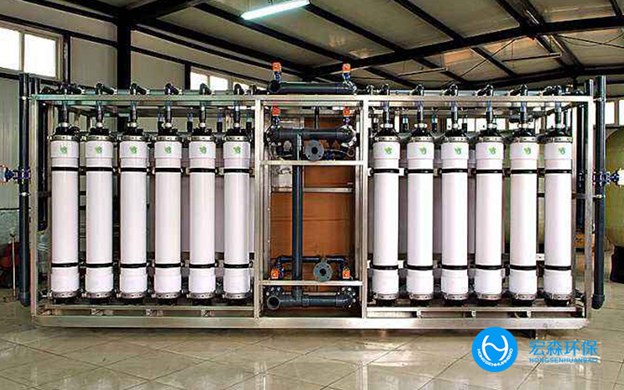 隨著經濟發展人們對生活要求也提高，有了大量食品加工行業，但是這個行業在生產過程中會排放大量污水，如果不及時處理，污水可能會流入食品生產工藝中，影響食品的衛生。食品加工行業想要處理食品加工污水，就選擇食品加工廢水零排放設備，應注重其優點和特點。食品加工廢水零排放設備精確地將接觸氧化工藝和活性污泥相結合，使廢水處理水平大大提高。 食品加工廢水零排放設備 一、投資難 建設大型廢水處理廠的投資壓力往往很大，這種食品加工廢水零排放設備的總投資非常小，市場價格從幾萬到幾十萬不等，適用于房地產、大工廠等社會大資金的投資，等等，這也更符合&ldquo;誰污染誰治理&rdquo;的原則。 二、精確實現中水回用，達到節水的目的 大型廢水處理廠開展中水業務的主要障礙是鋪設一條極大的中水通道管網，綜合設備可以更敏捷地配置。通常來說，排水點也是中水回用的點，這樣就全然可以省去下方水道的建設。 三、要精確解決建筑面積問題 廢水處理廠的建設必須占用大面積的土地，但隨著城市化進程和土地利用日趨惡化，綜合設備處理效率很低，而且可以埋在地表下列，基本上不占用土地面積。 四、緩解市政管理建設壓力 大型廢水處理廠的建設需要大型市政管網系統的建設。對于網絡不興盛的小區、工廠、風景名勝區的建設，管理不便于，也是資金的浪費。而且這種食品加工廢水零排放設備更便于分離排水，不會增加廢水管道的壓力。 